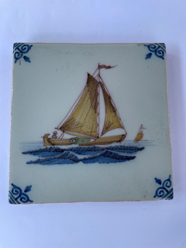 Antieke Makkum tegel met zeilschip, Antiek en Kunst, Antiek | Wandborden en Tegels, Ophalen of Verzenden