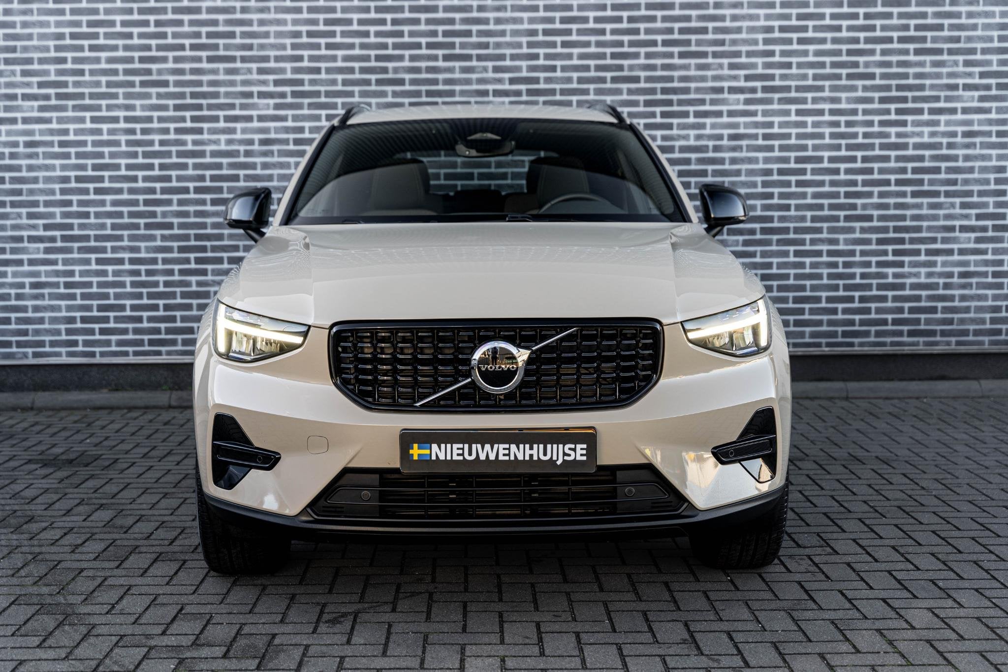 Volvo XC40 2.0 B4 Plus Dark | Trekhaak | Harman Kardon Audio, Gebruikt, Euro 6, 4 cilinders, Origineel Nederlands