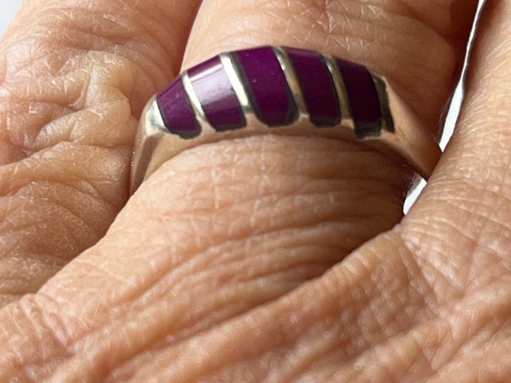 Zilveren ring met paars emaille, maat 18, 18 tot 19, Verzenden, Zo goed als nieuw, Dame