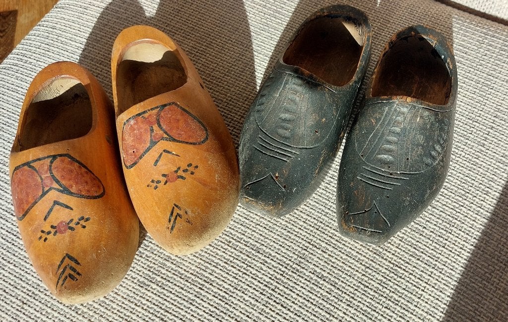 2 paar (antieke) kinderklompen, ca. 1910 en ca. 1960, Antiek en Kunst, Ophalen of Verzenden