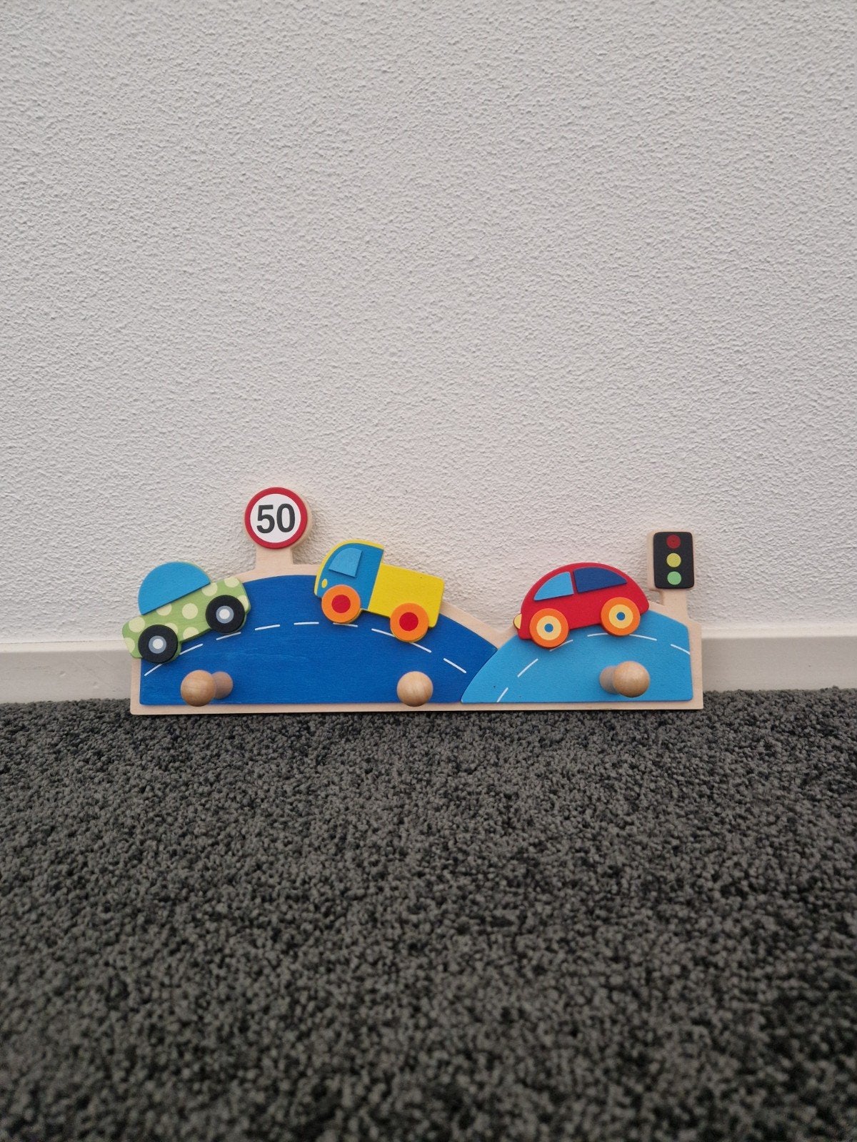 Leuke houten kapstok voor kinderkamer met auto's, Ophalen, Zo goed als nieuw, Minder dan 100 cm, Kinderkapstok