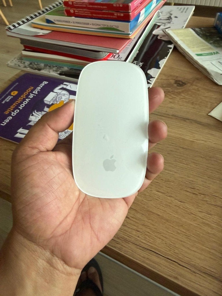 iphone magic mouse at 50% of the market price, Computers en Software, Muizen, Ophalen, Rechtshandig, Zo goed als nieuw, Draadloos