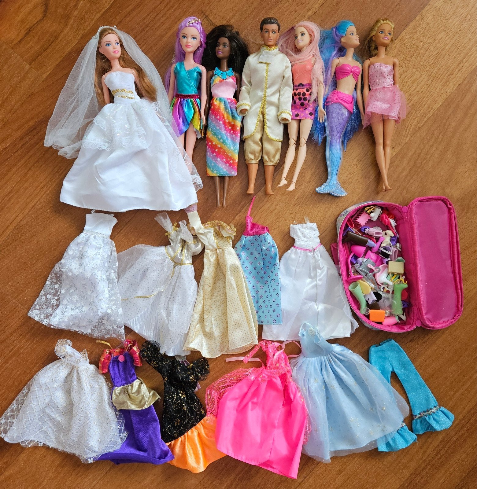 Grote set Barbiepoppen met veel kleding en accessoires, Kinderen en Baby's, Ophalen, Gebruikt, Barbie