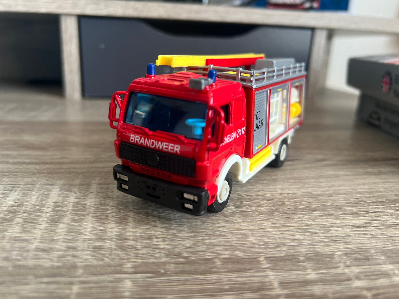 Unieke brandweerwagen siku sk 100 jaar, Hobby en Vrije tijd, Modelauto's | 1:50, Ophalen of Verzenden, Zo goed als nieuw, Bus of Vrachtwagen