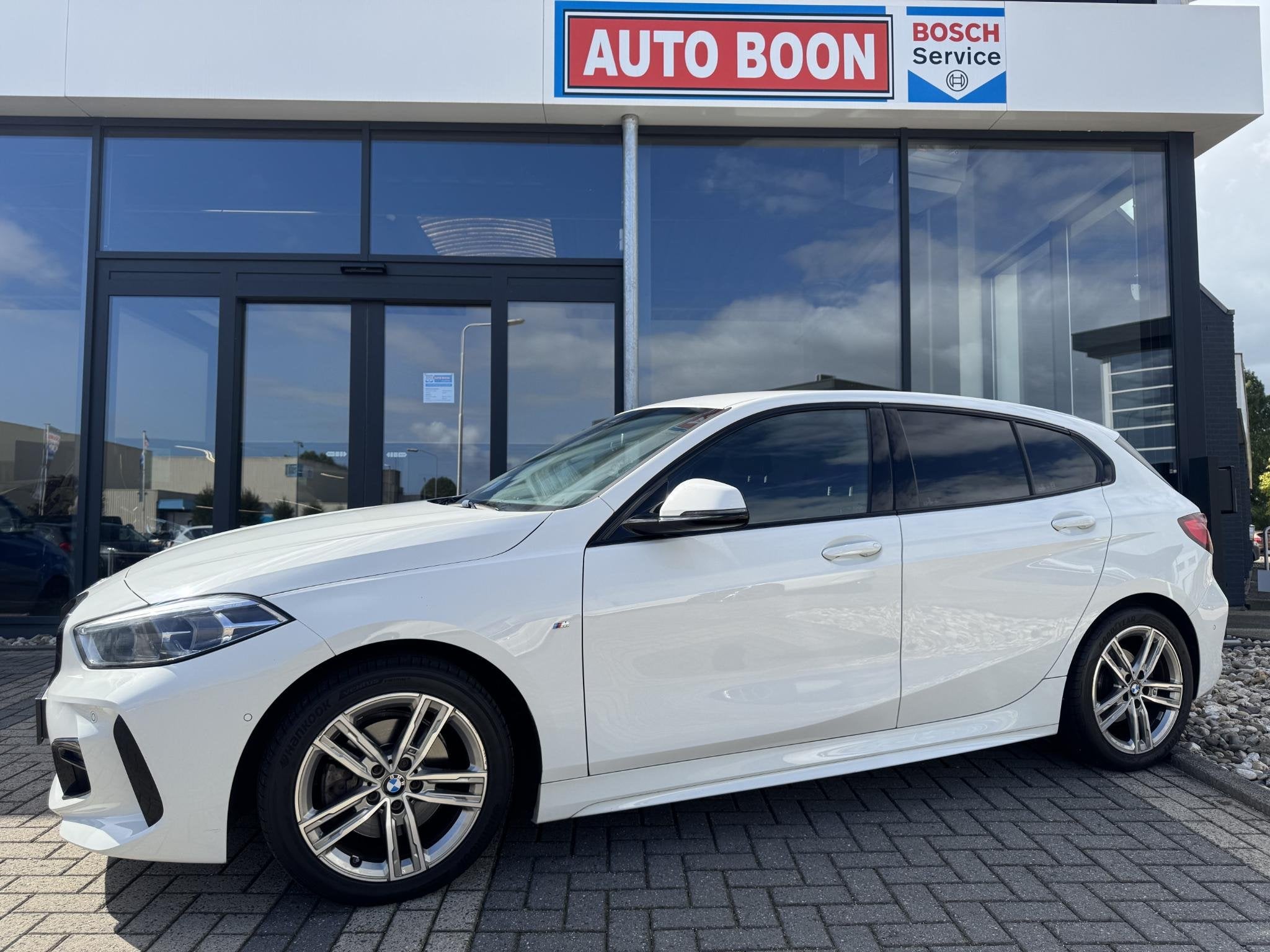 BMW 1-serie 118i 136PK AUTOMAAT M SPORT APPCARPLAY/NAVI/SFEE, Dealer onderhouden, 136 pk, Gebruikt, Leder en Stof