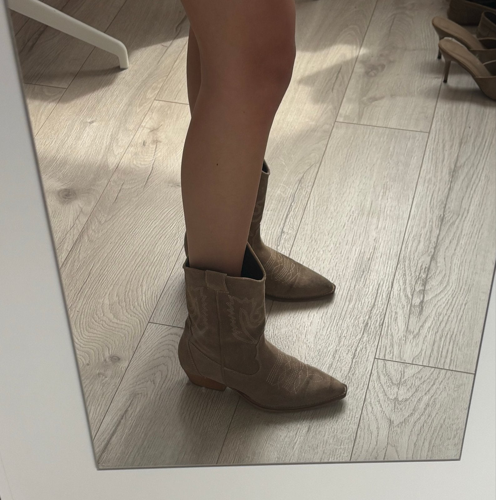 Suède cowboylaarzen met borduursel maat 38, Kleding | Dames, Schoenen, Ophalen of Verzenden, Gedragen, Bruin, Lage of Enkellaarzen
