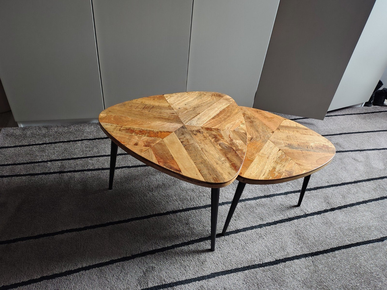 Set van 2 houten salontafels, driehoekig, gebruikt, Gebruikt, 50 tot 100 cm, Modern, Industrieel, 50 tot 100 cm
