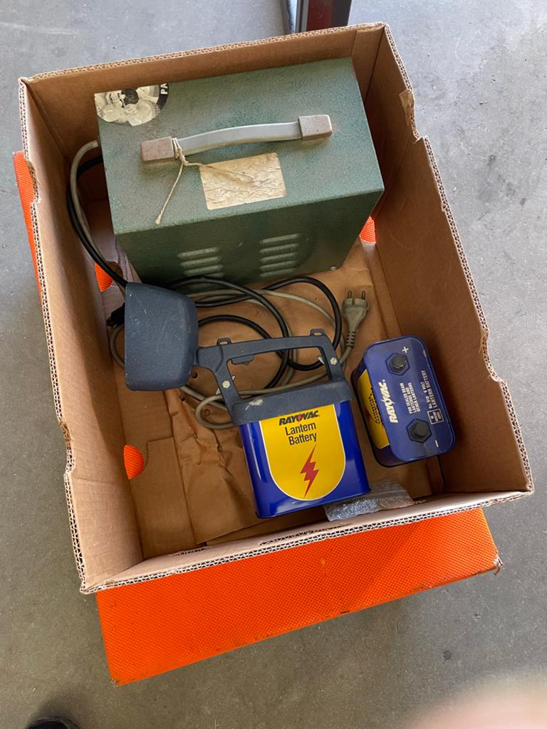 Vintage Rayovac Lantaarn Batterij en Lader Set, Antiek en Kunst, Antiek | Overige Antiek, Ophalen