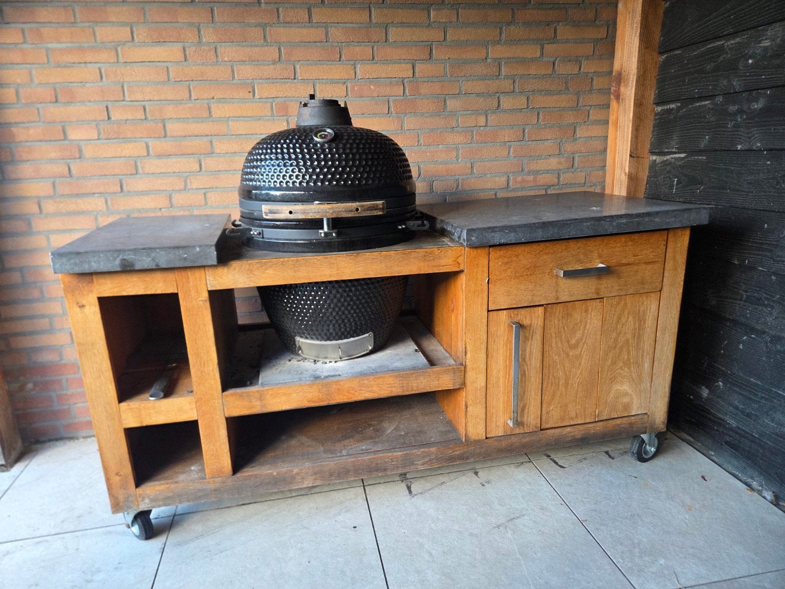 Kamado BBQ met buitenkeuken op wielen, Ophalen, Gebruikt, Houtskool, Onbekend
