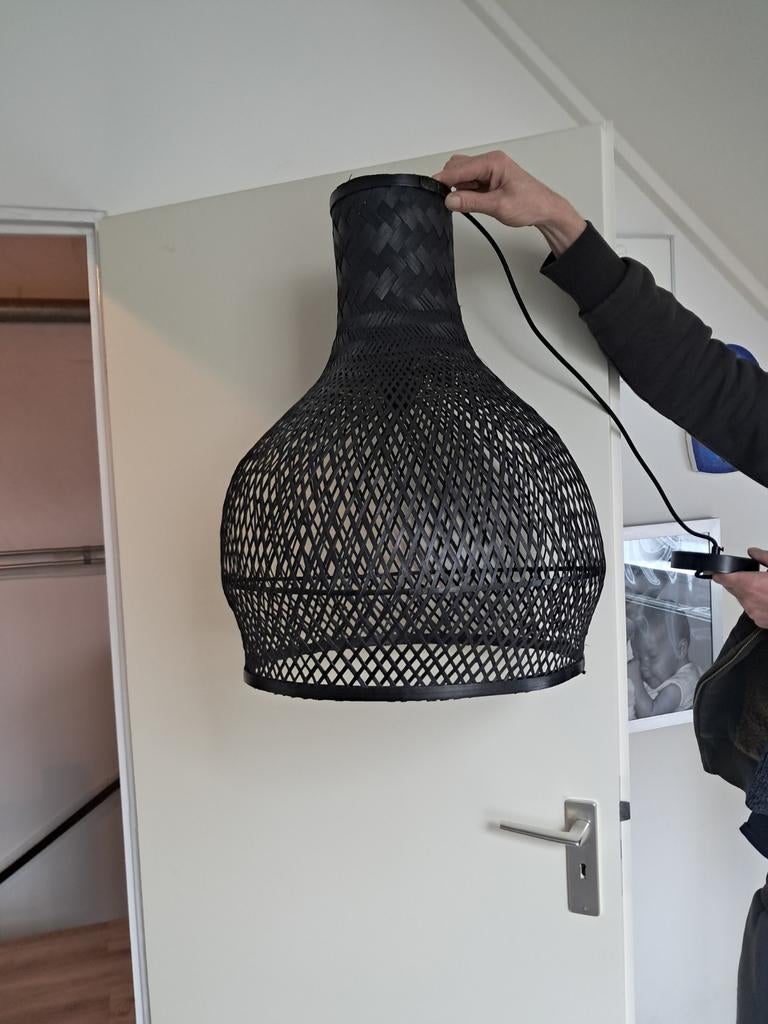 Grote rieten zwarte lamp, Ophalen