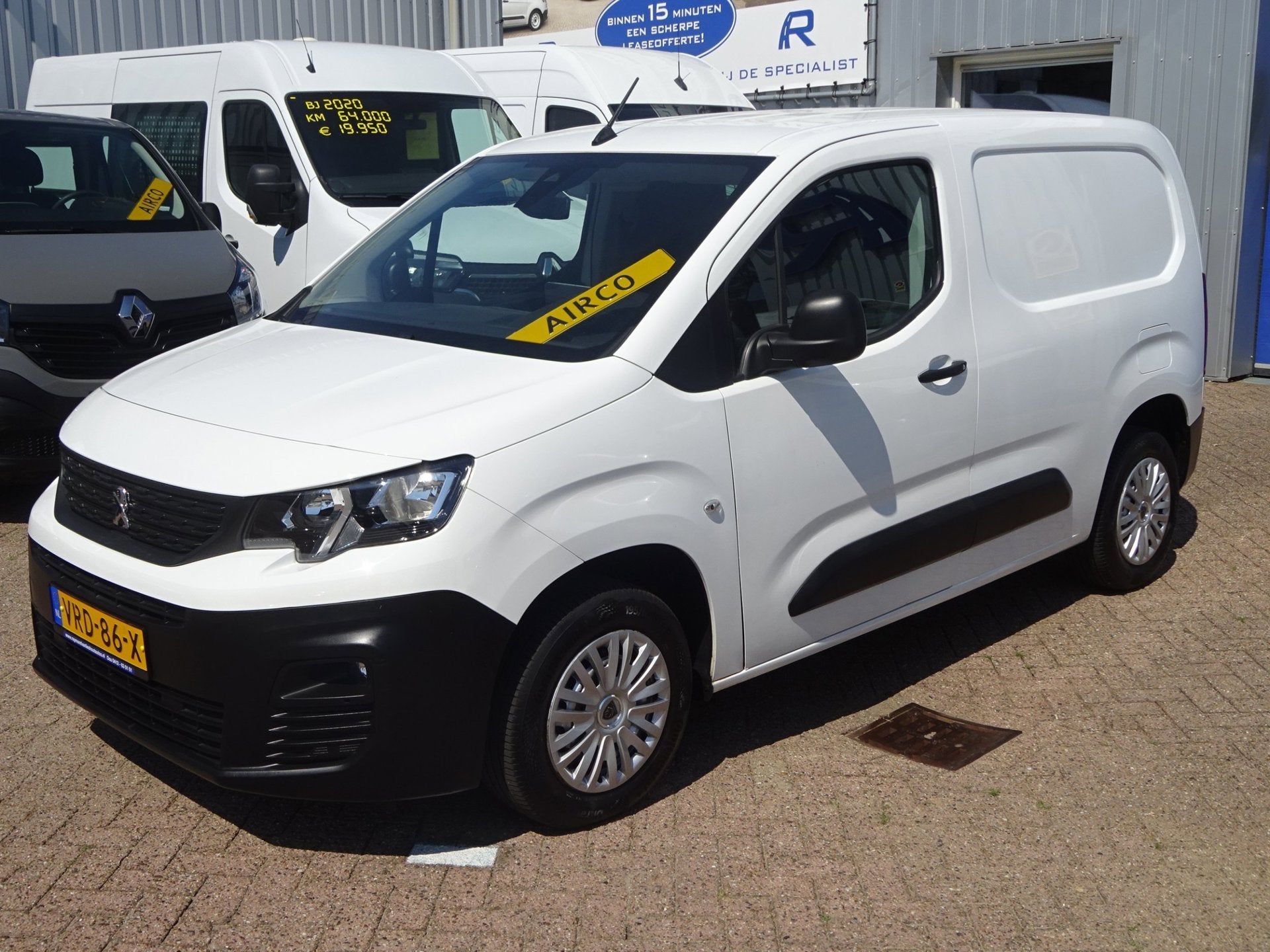 Peugeot Partner 1.2 PureTech Pro BENZINE AIRCO NAVI CRUISE C, Voorwielaandrijving, Dealer onderhouden, Gebruikt, 1199 cc