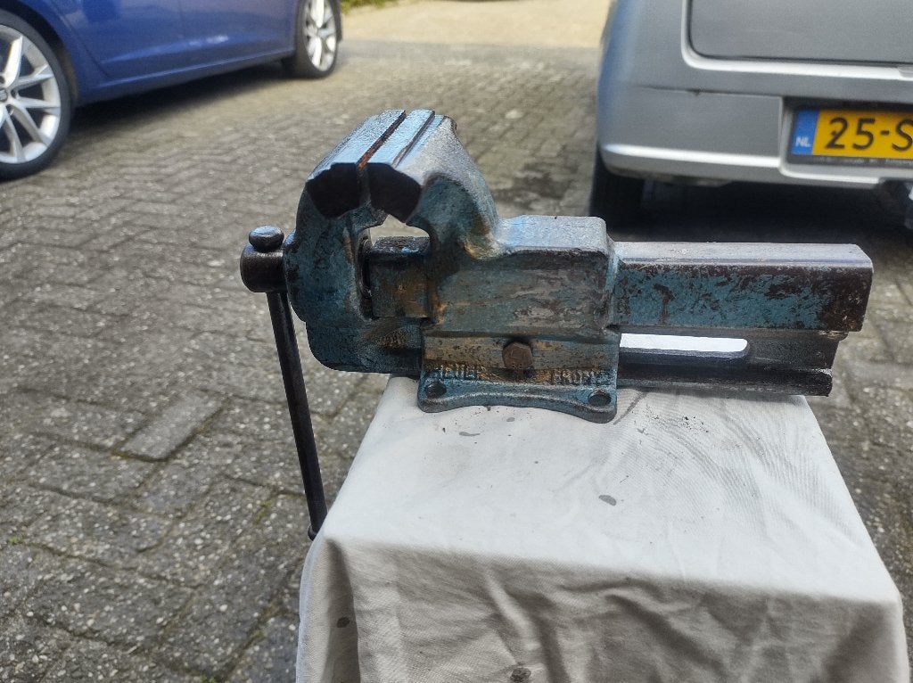 Kleine Brockhaus Heuer front bankschroef 9 cm 90 mm 5KG, Ophalen of Verzenden, Gebruikt, Minder dan 70 cm, Bankschroef