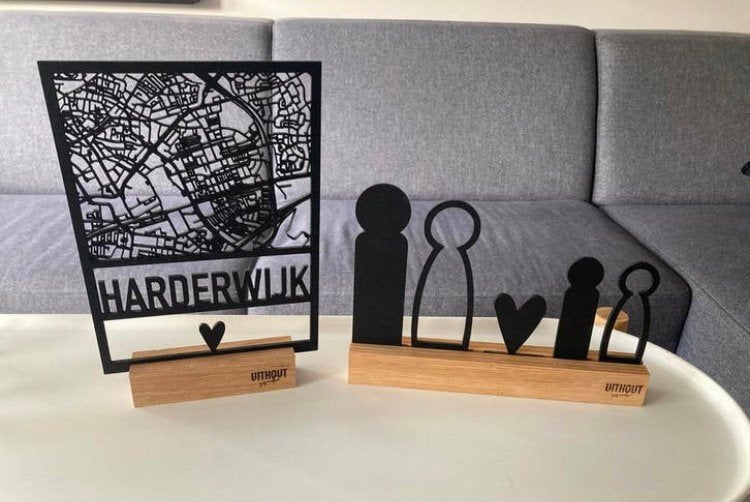 Prachtige houten afbeelding Harderwijk + 4 personen+hartje, Antiek en Kunst, Ophalen of Verzenden, Hout, Houtsnijwerk, Overige onderwerpen
