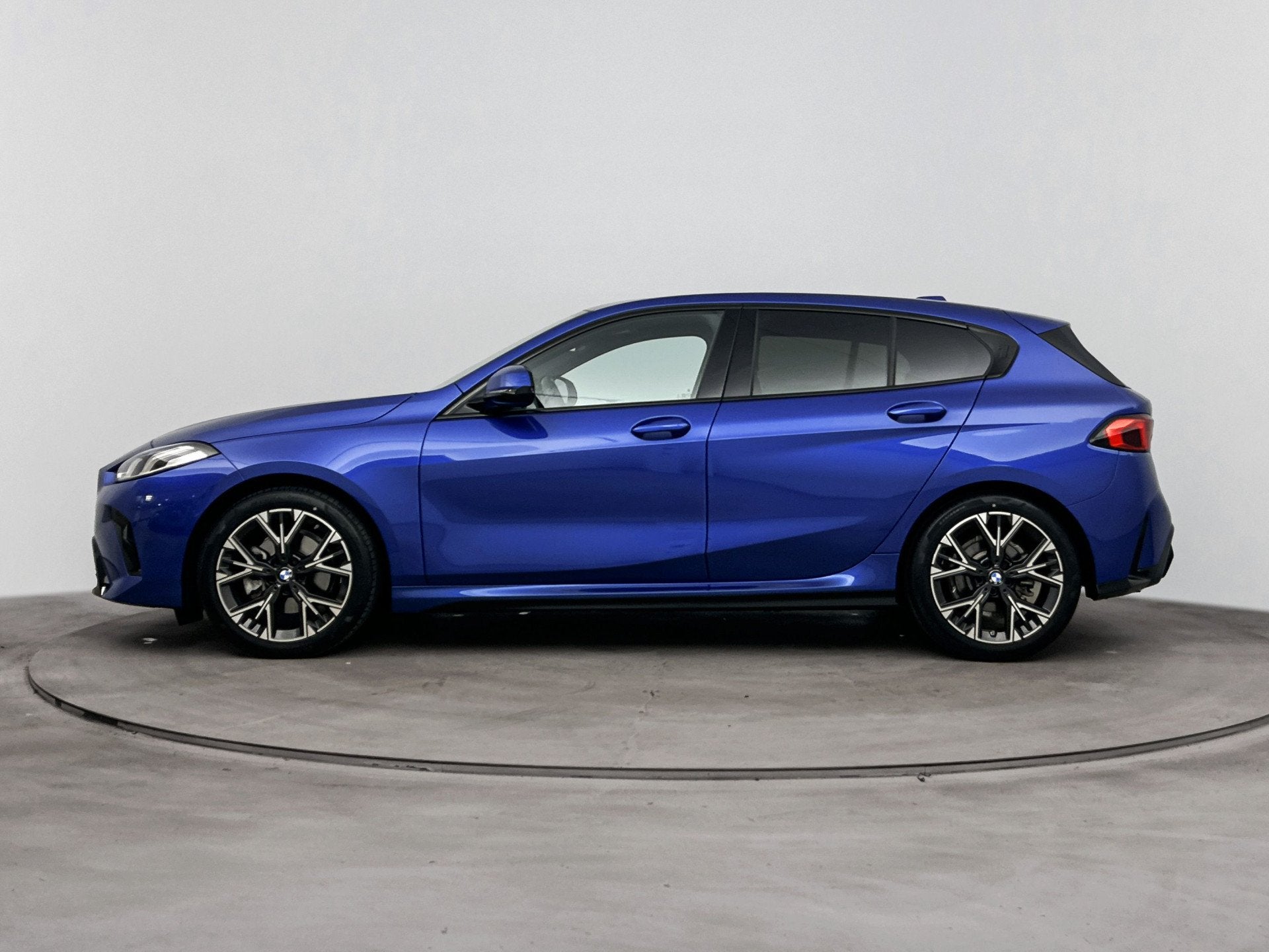 BMW 1 Serie 120 M Sport Automaat / Sportstoelen / Achteruitr, Auto's, Gebruikt, 156 pk, Met garantie (alle), Blauw