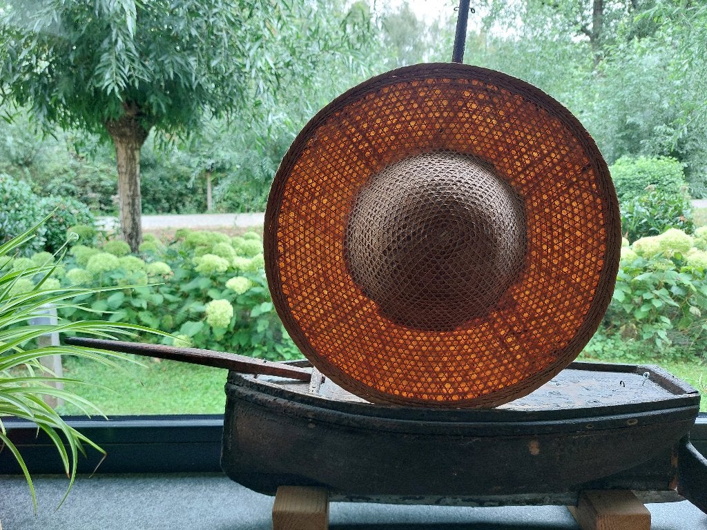 Vintage traditionele, handgevlochten Aziatische zonnehoed, Ophalen of Verzenden, Zo goed als nieuw