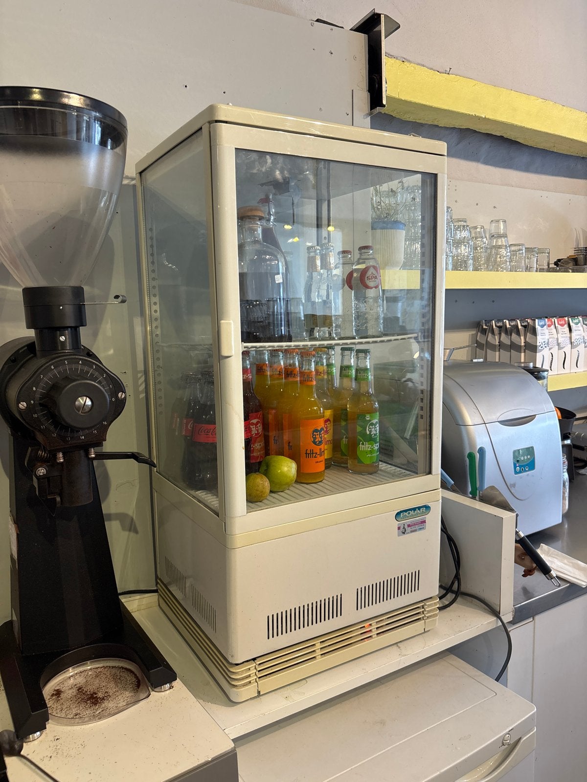 Koelkast defect - Ideaal voor reparatie of onderdelen, Zonder vriesvak, 100 tot 150 liter, Niet werkend, 45 tot 60 cm