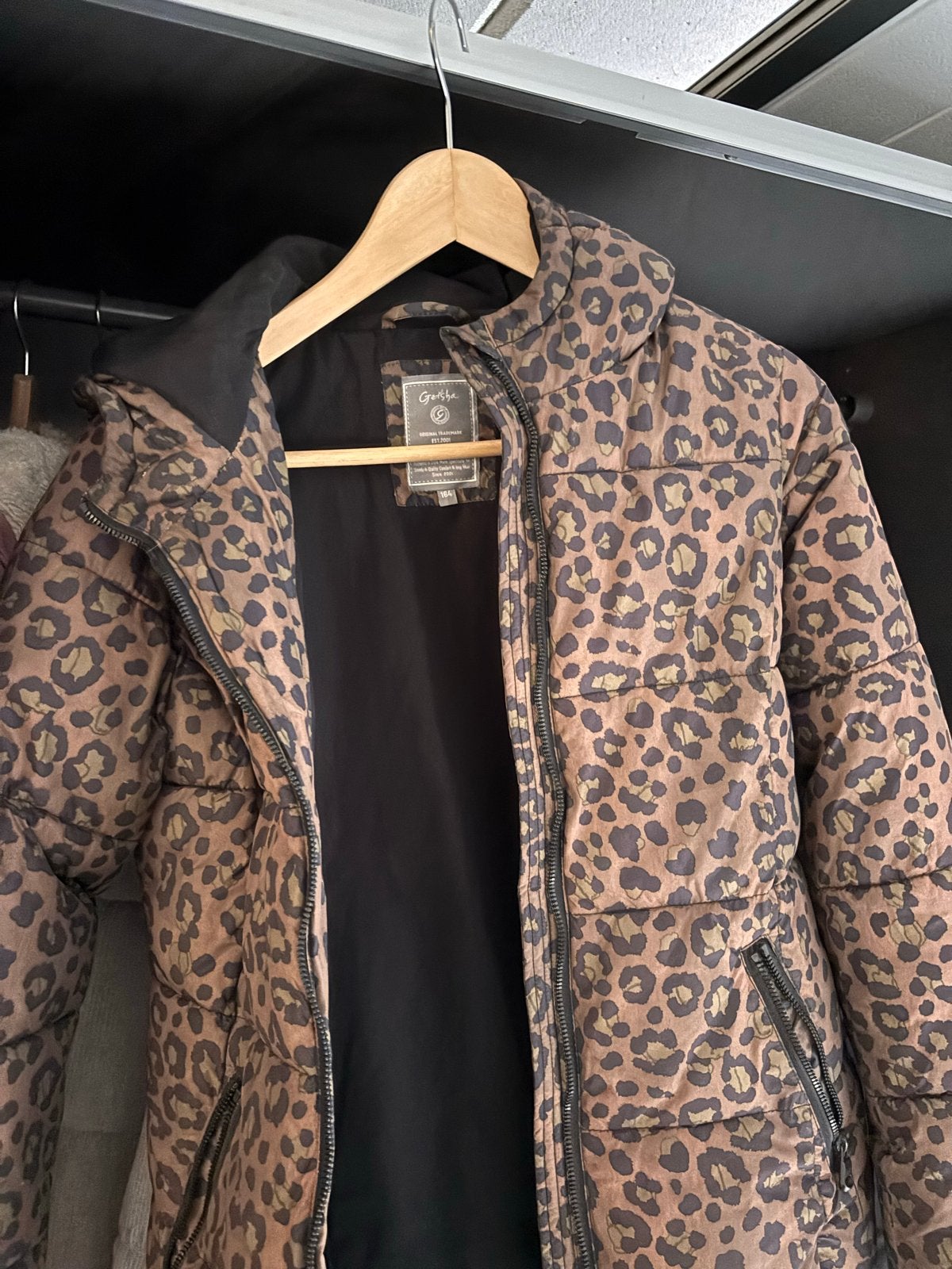 Geisha winterjas met panterprint, maat 164, Ophalen, Zo goed als nieuw, Meisje, Jas
