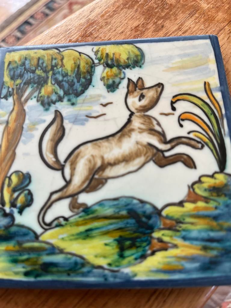 Antiek Faience tegeltje met hond, waarschijnlijk Spaans, Ophalen of Verzenden