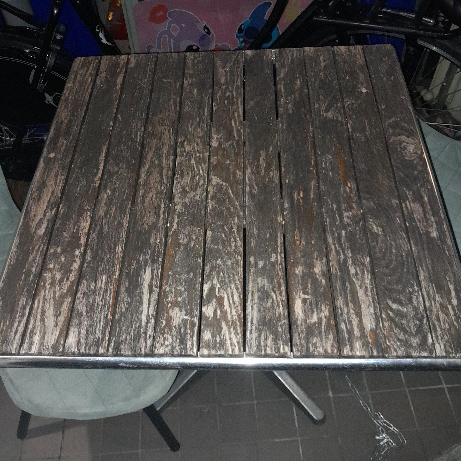 Houten terrastafel met metalen onderstel, Gebruikt, 50 tot 100 cm, Vierkant, Tot twee personen