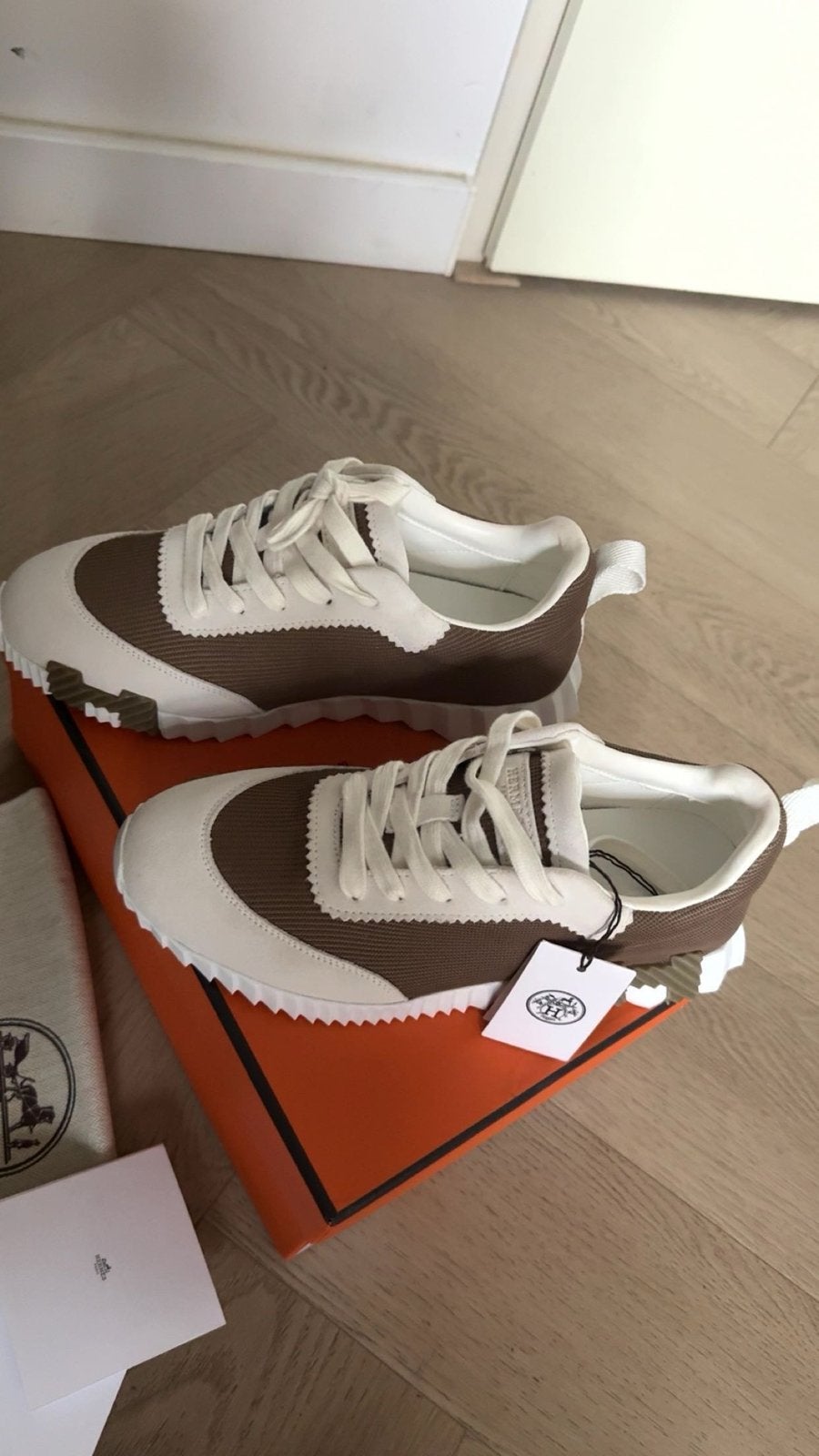 Nieuwe Hermes sneakers dames, Kleding | Dames, Ophalen of Verzenden, Nieuw, Bruin, Sneakers of Gympen