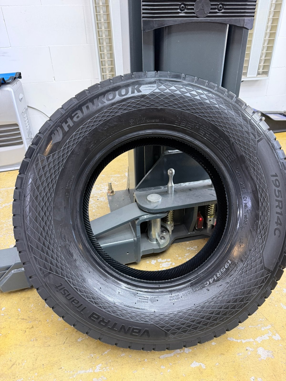 2 stuks (nieuw) HANKOOK VANTRA 195R14C 106/104R DOT 01-2026, Ophalen, Nieuw
