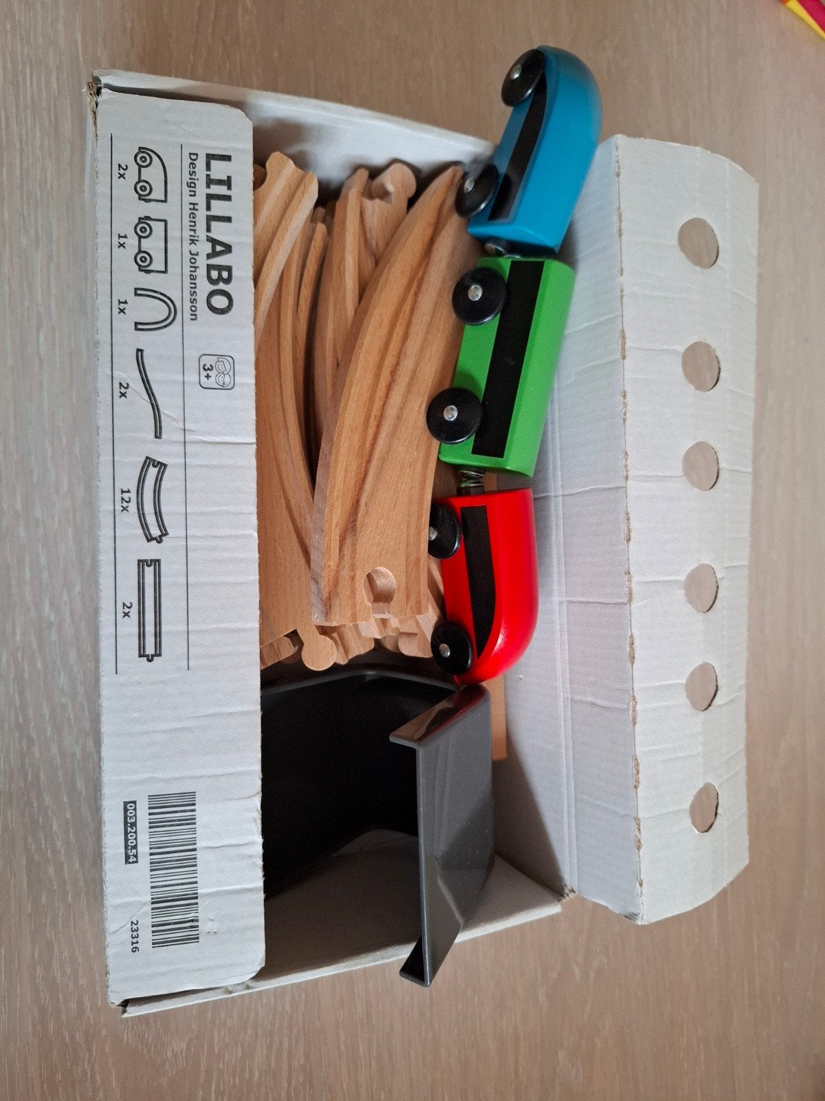 IKEA LILLABO Treinset met spoor en 3 treinen, Kinderen en Baby's, Ophalen, Zo goed als nieuw