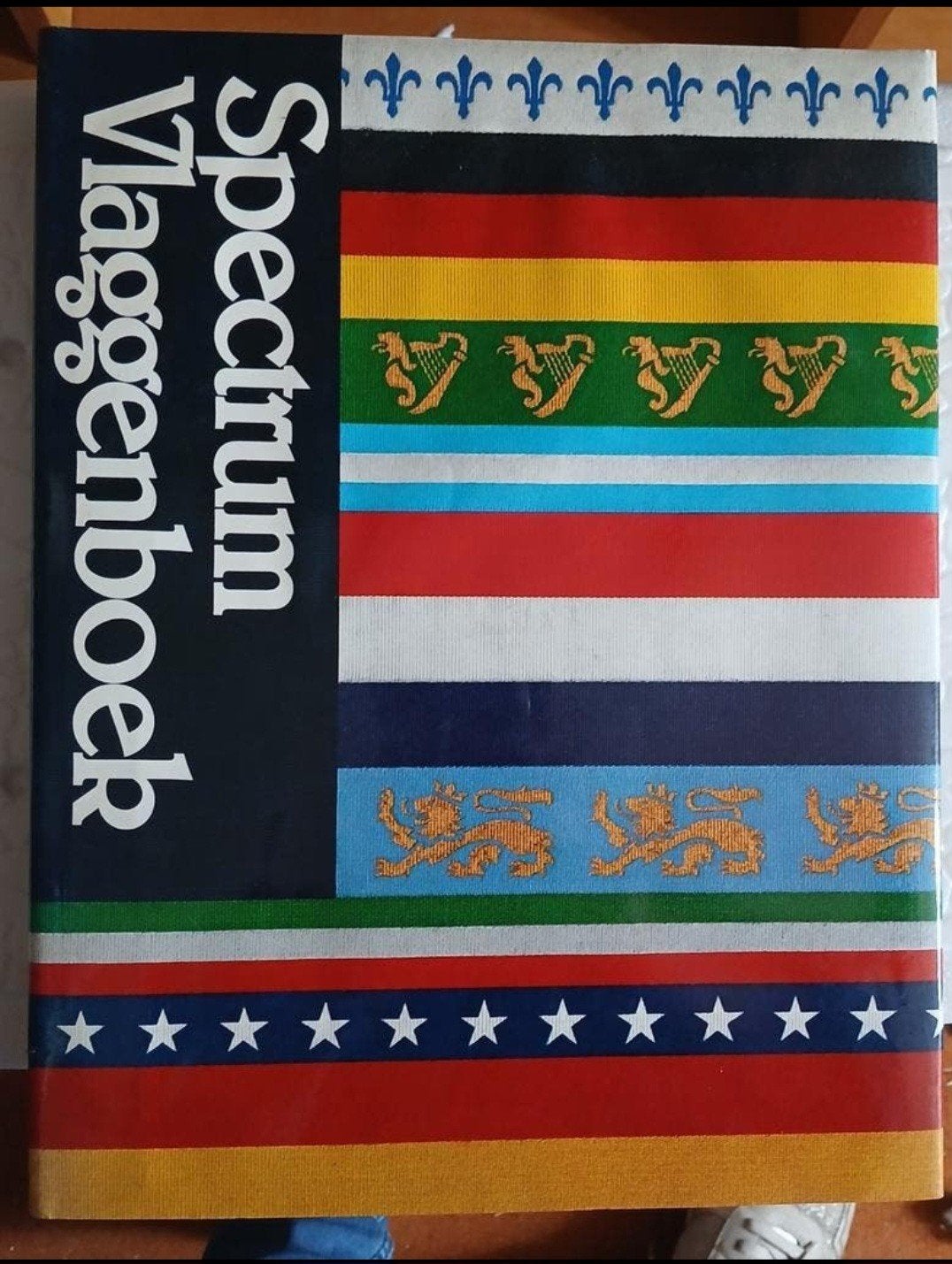 Spectrum Vlaggenboek - Uitgebreide Gids over Vlaggen, Ophalen of Verzenden, 20e eeuw of later, Gelezen, Hans-Heinrich Isenbart en Emil Bubert