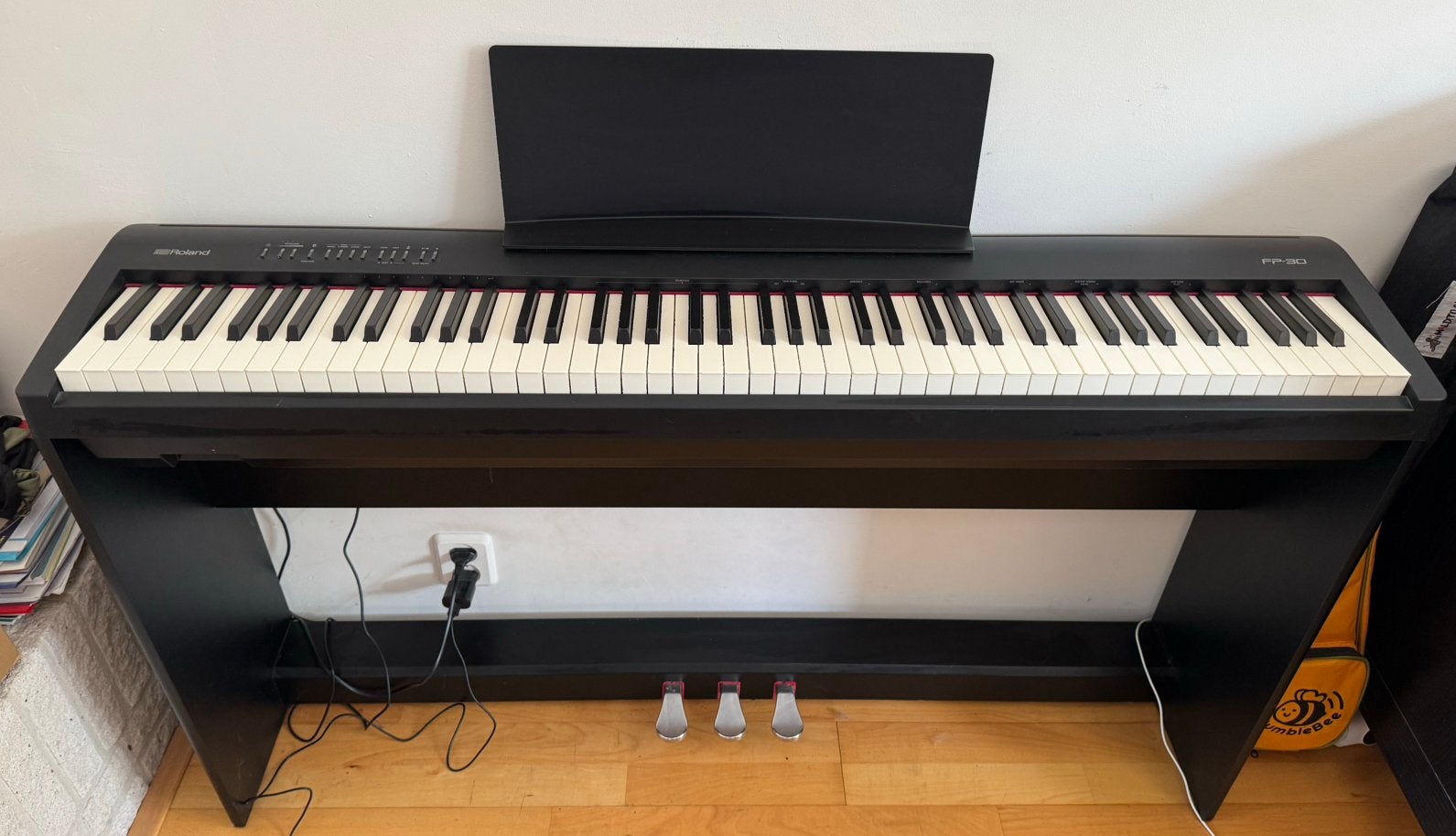 Roland FP30 met pedalen, kruk en stofhoes, Muziek en Instrumenten, Piano's, Ophalen, Zo goed als nieuw, Zwart