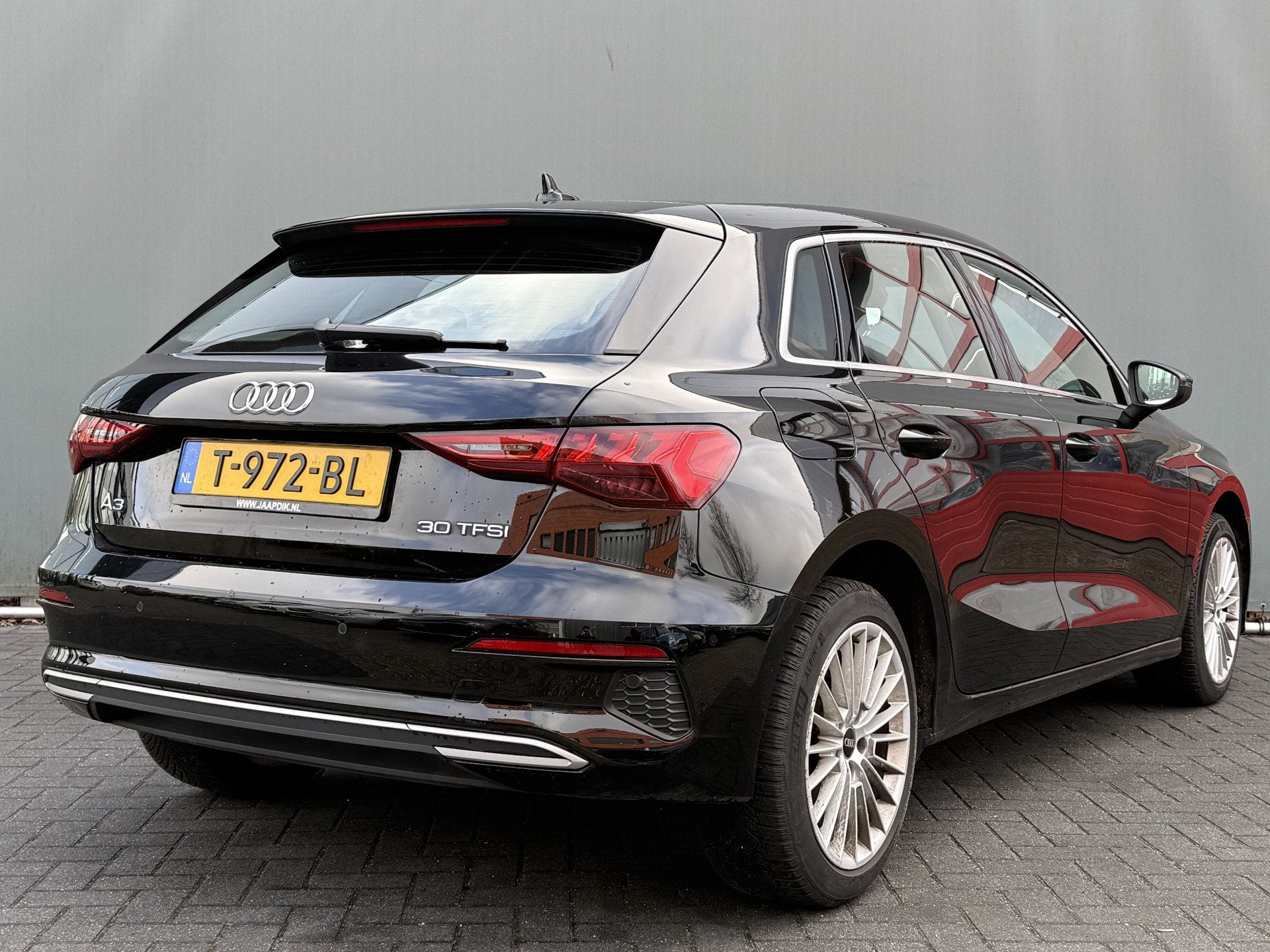 Audi A3 Sportback BWJ 2023 30 TFSI 140 PK Advanced edition A, Stof, Gebruikt, Met garantie (alle), Zwart