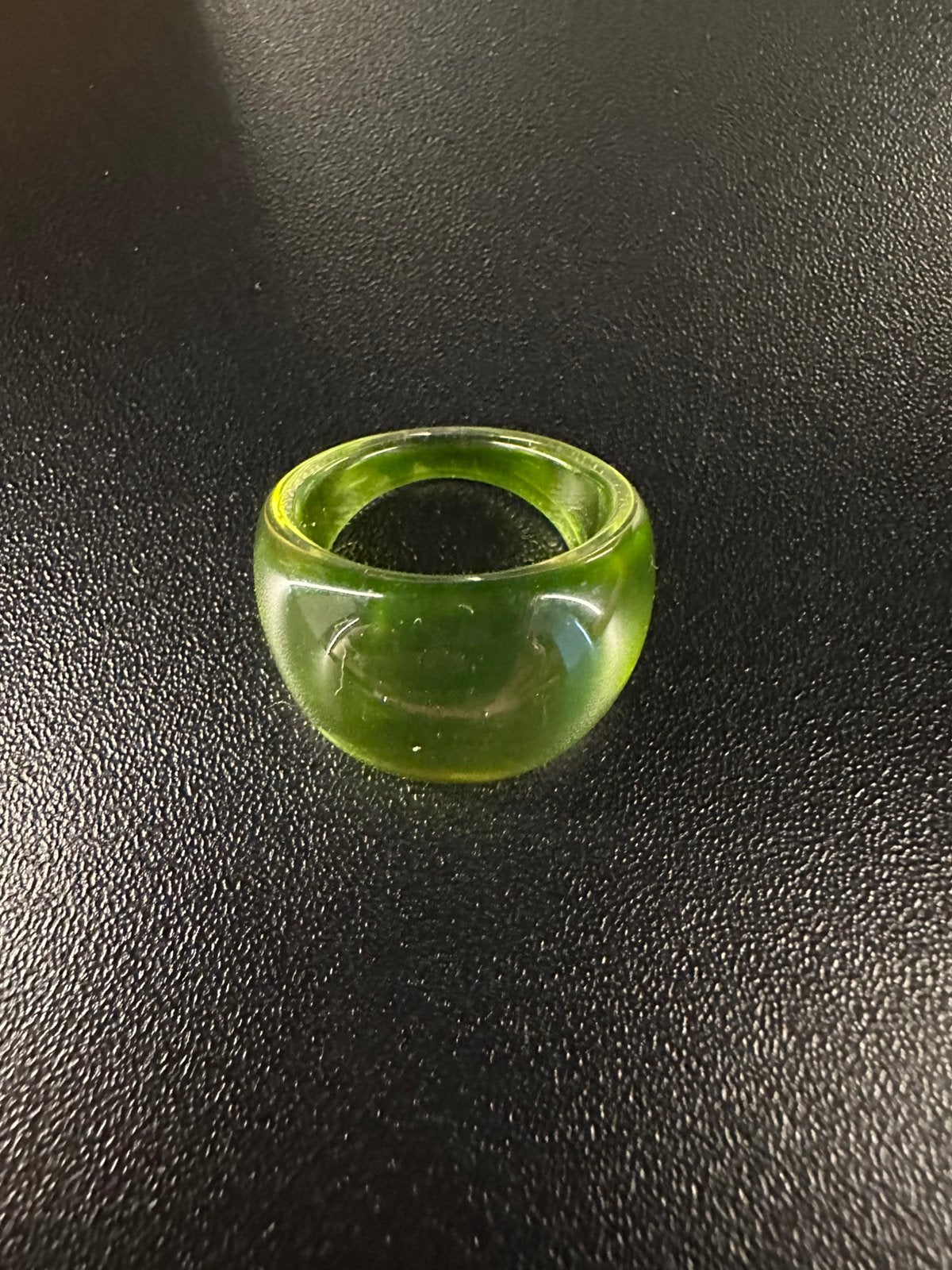 Groene ring, Sieraden, Tassen en Uiterlijk, Ringen, Kunststof, Nieuw, Ophalen of Verzenden, Dame