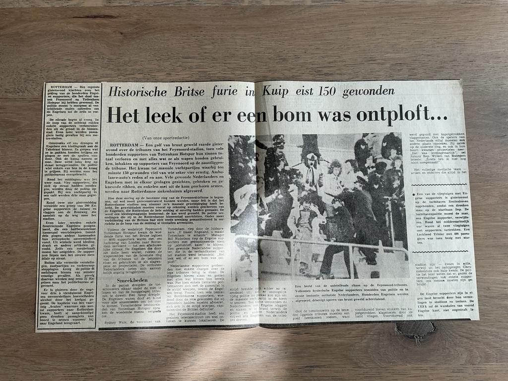 Voetbal krantenartikel Feyenoord Tottenham H rellen mei 1974, Ophalen of Verzenden, 1960 tot 1980, Knipsel(s)