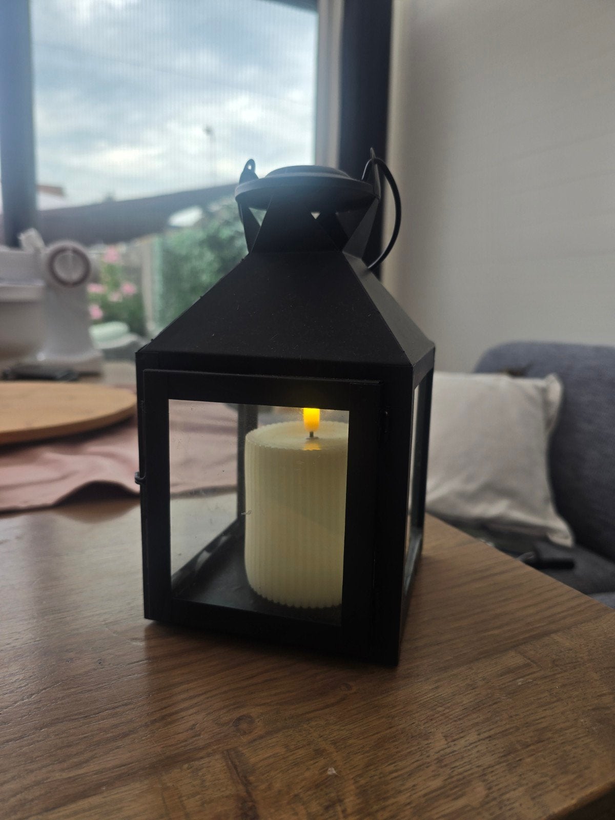 Zwarte metalen lantaarn met LED kaars, Huis en Inrichting, Woonaccessoires | Kandelaars en Kaarsen, Gebruikt, Lantaarn, Zwart