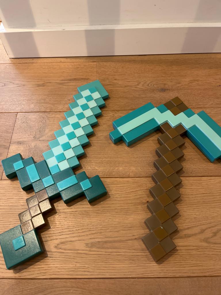Minecraft zwaard en houweel speelgoed, Ophalen of Verzenden, Gebruikt