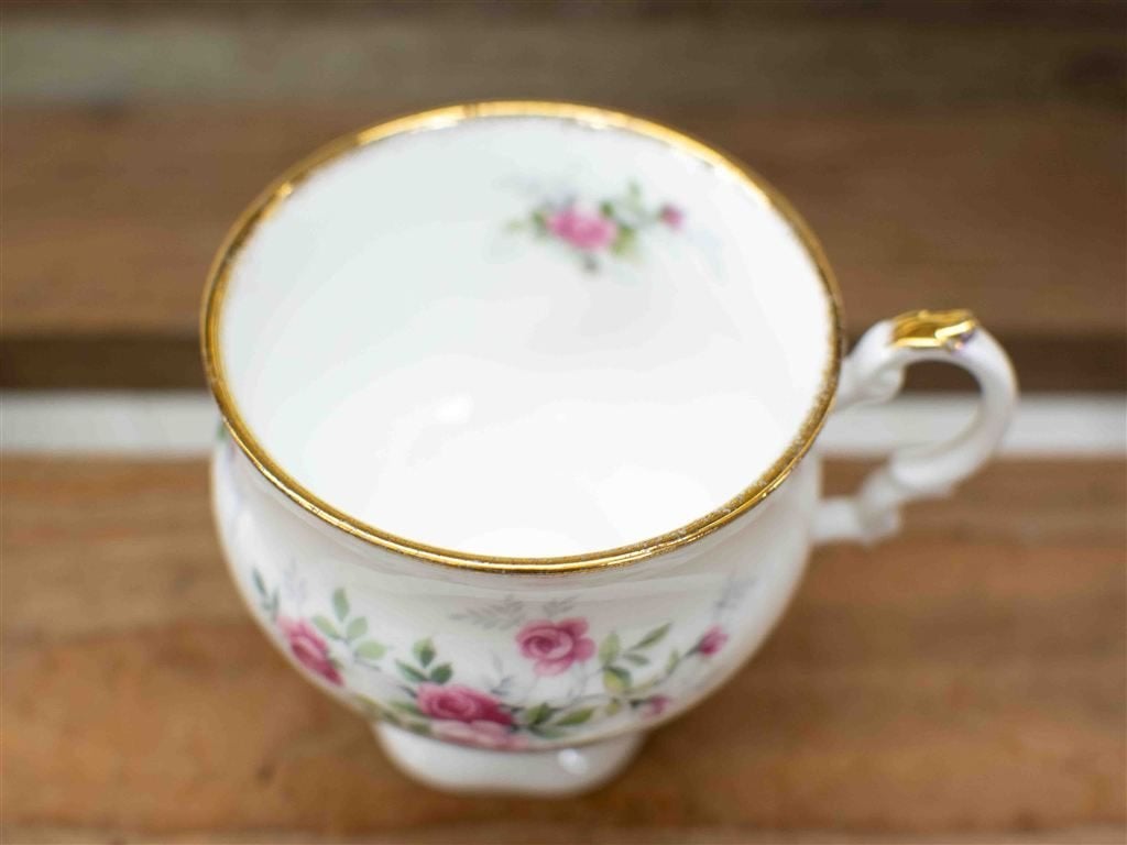 Elisabethan staffordshire porseleinen kop en schoteltje 3792, Ophalen of Verzenden, Gebruikt, Aardewerk, Bord(en)