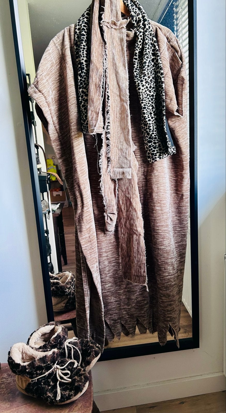 Holbewoner Kostuum met Luipaardprint Accenten, Kleding | Dames, Maat 42/44 (L), Ophalen of Verzenden, Kleding, Overige thema's