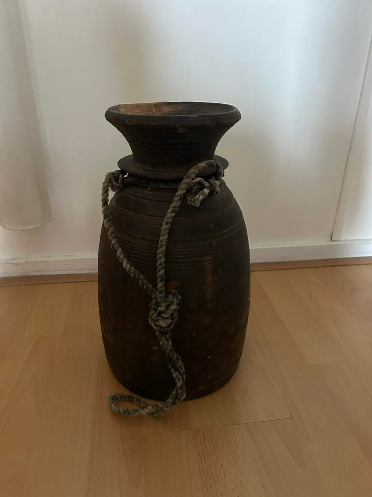 Nepalese kruik met touw, Ophalen