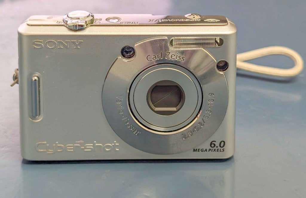Sony Cyber-shot DSC-W30 Digital Camera, Ophalen of Verzenden, Zo goed als nieuw, Compactcamera, Accu