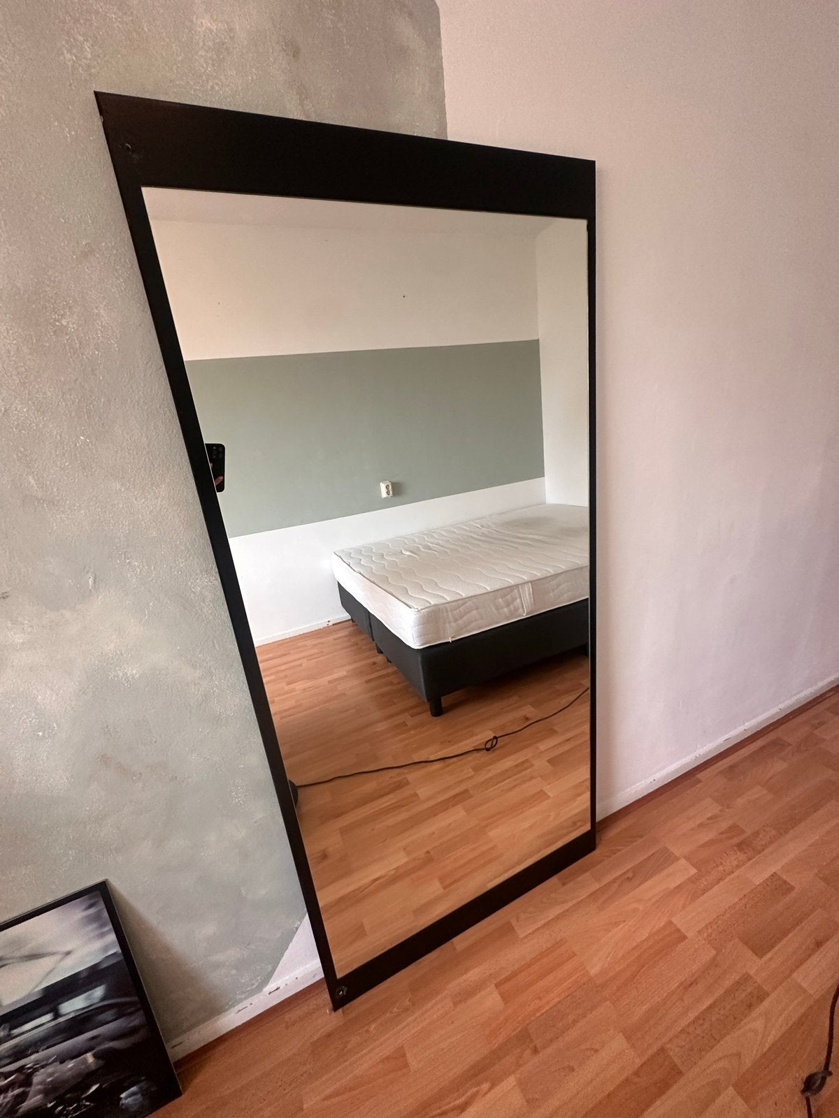 Grote spiegel met zwarte houten lijst, Huis en Inrichting, Woonaccessoires | Spiegels, Ophalen, Gebruikt, 75 tot 100 cm, 150 tot 200 cm