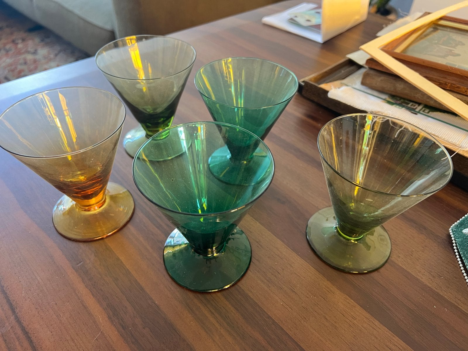 Set van 5 vintage glazen - groen en amber, Ophalen