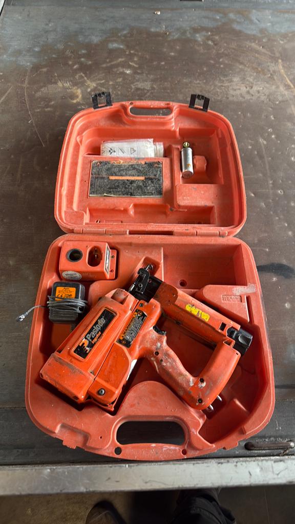 Paslode IM250 2 afwerktacker incl gas, lader & accu, Ophalen of Verzenden, Zo goed als nieuw