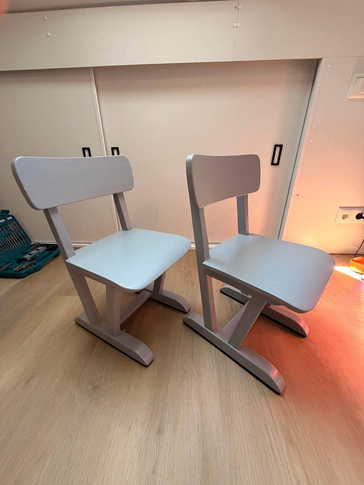 2 grijze kinderstoelen, ideaal voor speelhoek, Ophalen, Zo goed als nieuw, Stoel(en)