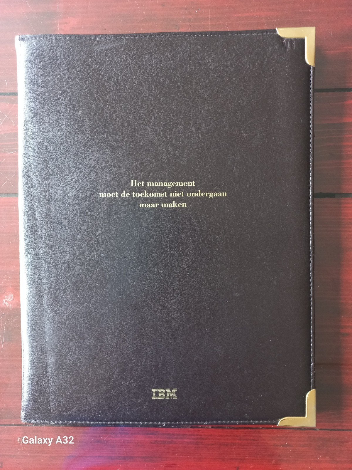 Leren schrijfmap met naam IBM en tekst en 'gouden' hoekjes, Diversen, Ophalen of Verzenden, Gebruikt
