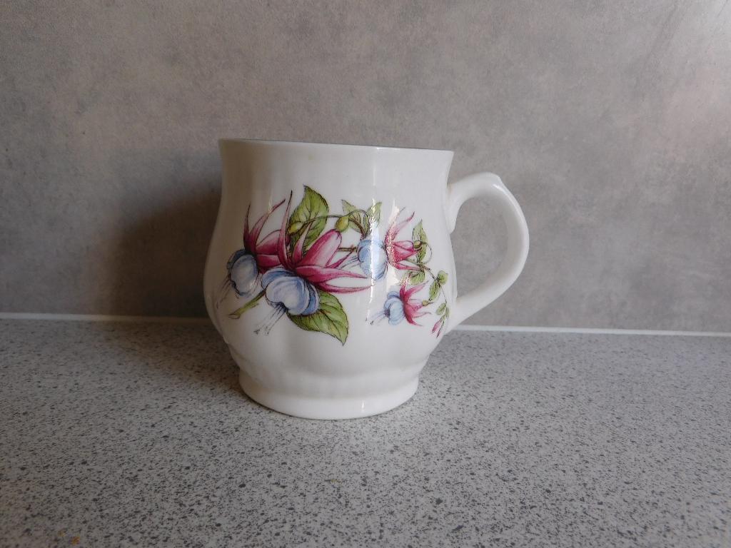 Mok Fine Bone China Fuchsia Woodlea, Huis en Inrichting, Ophalen of Verzenden, Zo goed als nieuw, Overige stijlen, Kop(pen) en/of Schotel(s)