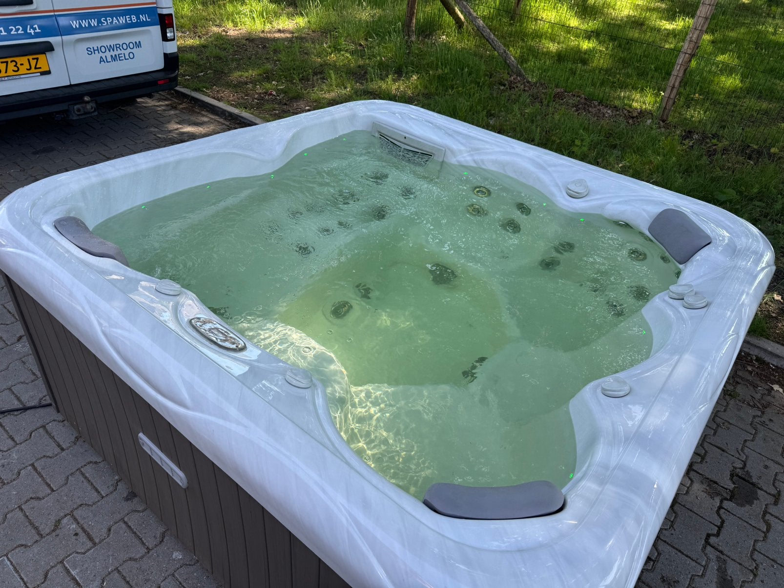 Jacuzzi 6 pers besturing balboa merk Wellis, Tuin en Terras, Bubbelbaden en Hottubs, Ophalen of Verzenden, Gebruikt, Vast