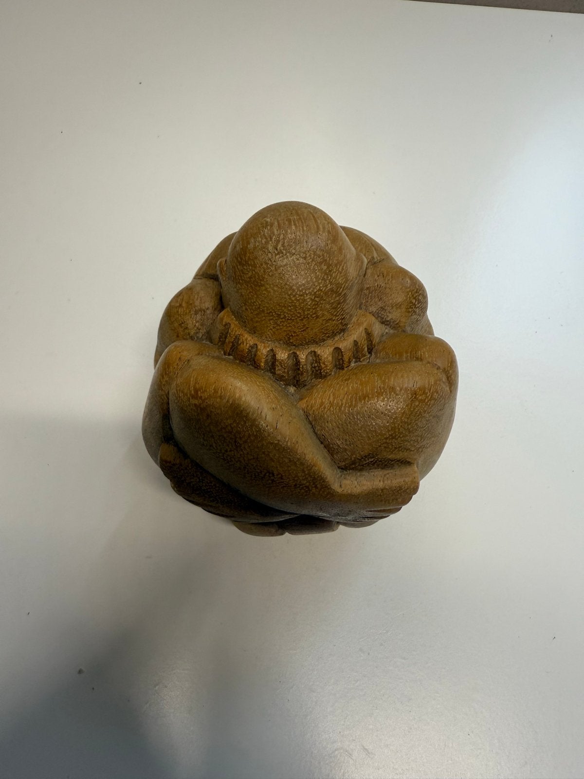 Houten beeldje van zittende figuur, Antiek en Kunst, Kunst | Beelden en Houtsnijwerken, Minder dan 20 cm, Ophalen of Verzenden