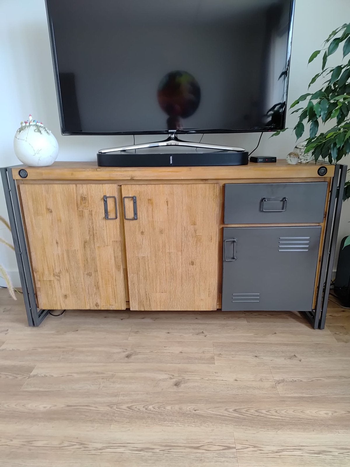 Industrieel dressoir van hout met metalen afwerking, Ophalen, 150 tot 200 cm, Zo goed als nieuw, Met lade(s)