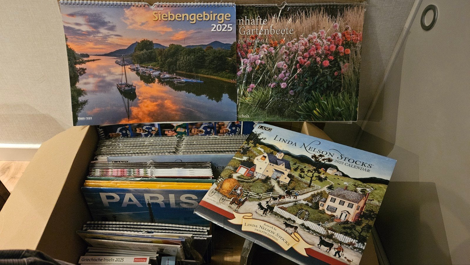 Doos met allerlei nieuwe kalenders 2023 - 2025, Diversen, Kalenders, Ophalen of Verzenden, Maandkalender, Nieuw