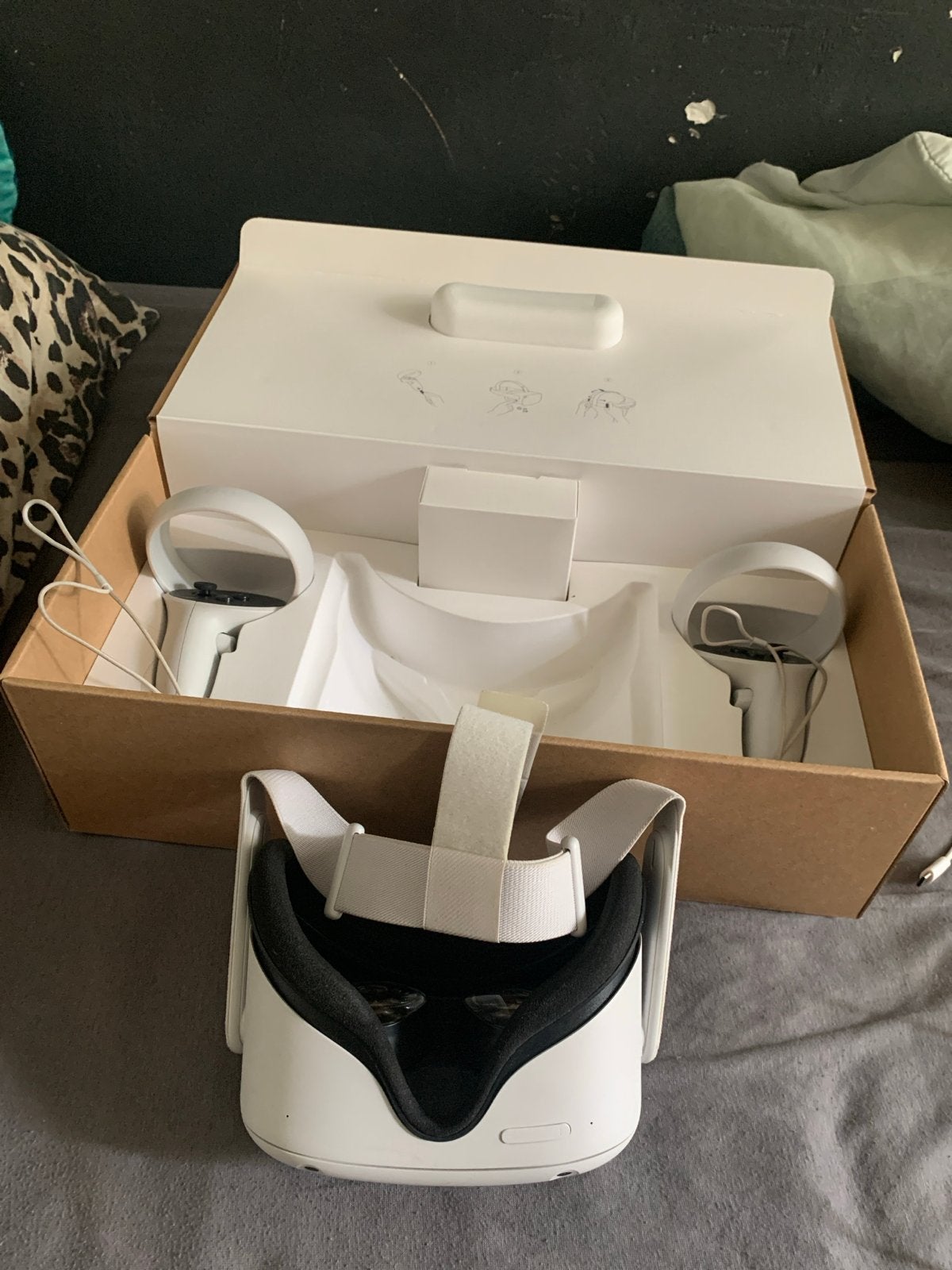 Oculus Quest 2 VR-bril met controllers en oplader, Spelcomputers en Games, Virtual Reality, Ophalen, Zo goed als nieuw, VR-bril