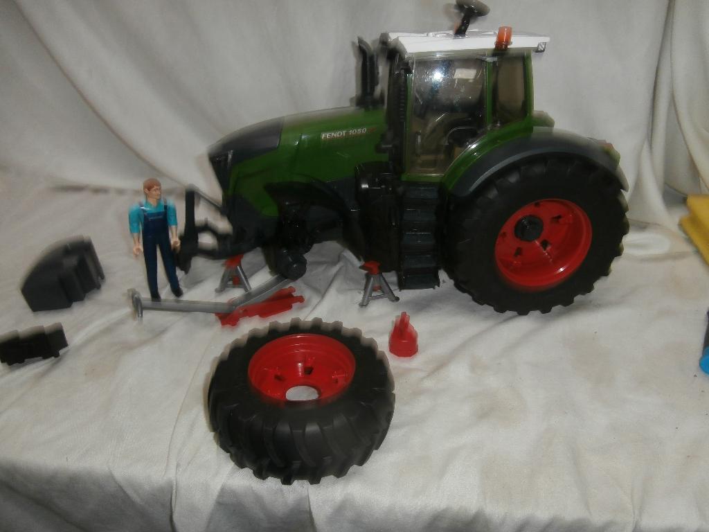 Bruder Fendt 1050 Vario trekker met accessoire en monteur, Kinderen en Baby's, Speelgoed | Speelgoedvoertuigen, Ophalen, Zo goed als nieuw
