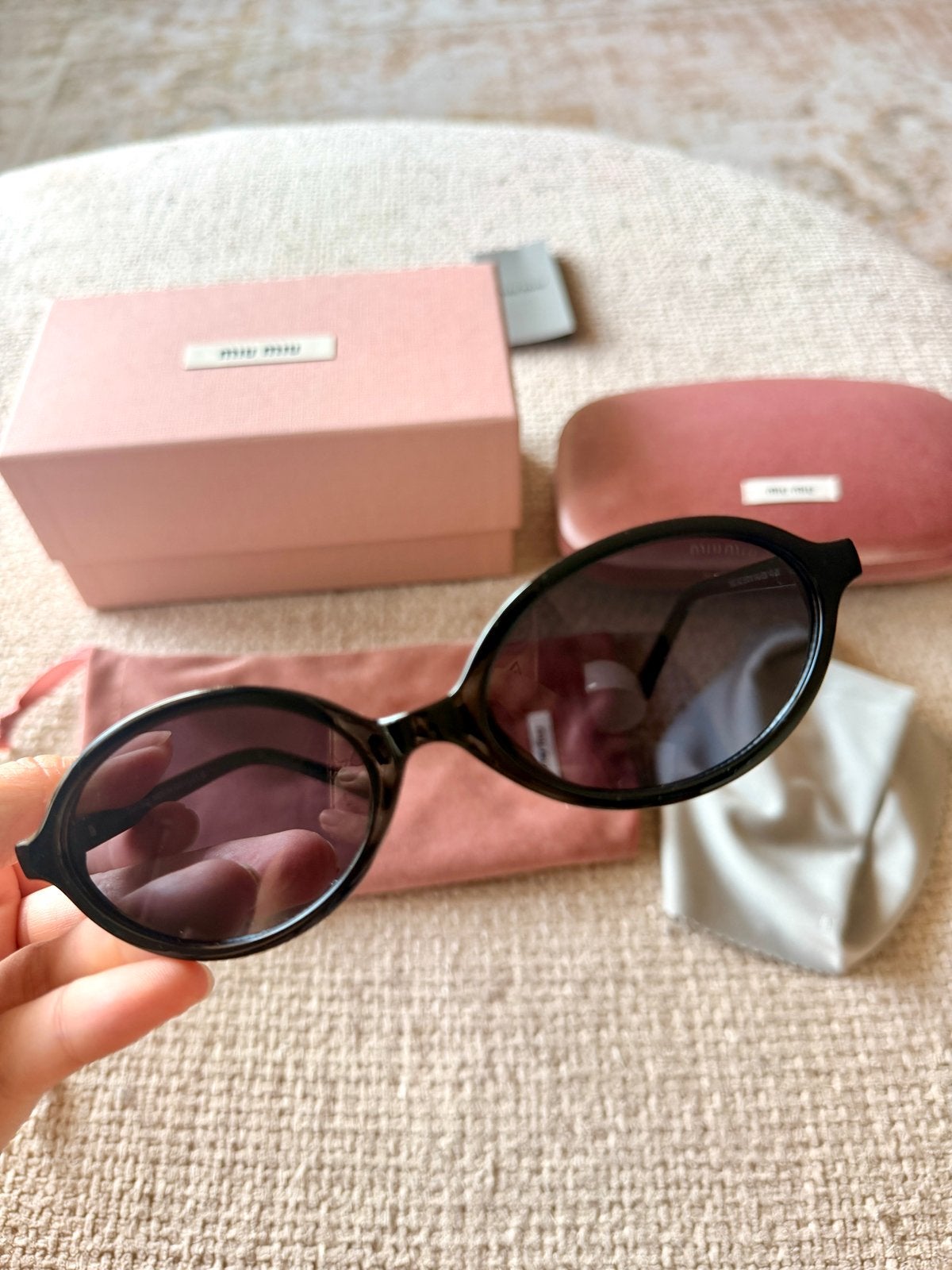 Miu Miu Zonnebril Zwart met Gouden Details, Overige merken, Zonnebril, Zwart, Ophalen of Verzenden